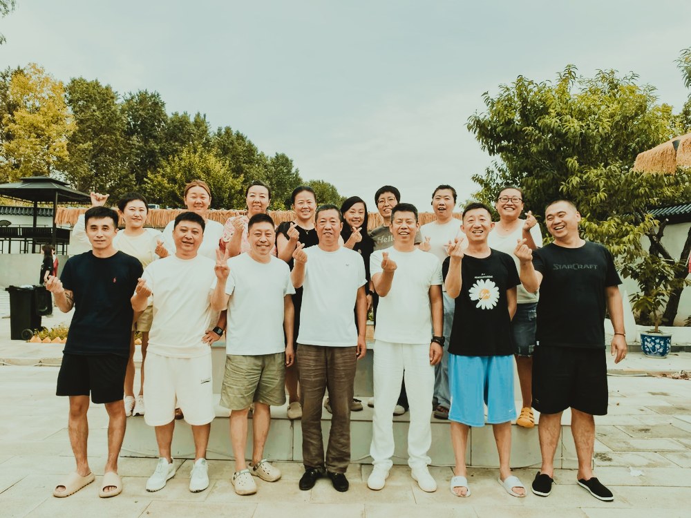 13人户外合影